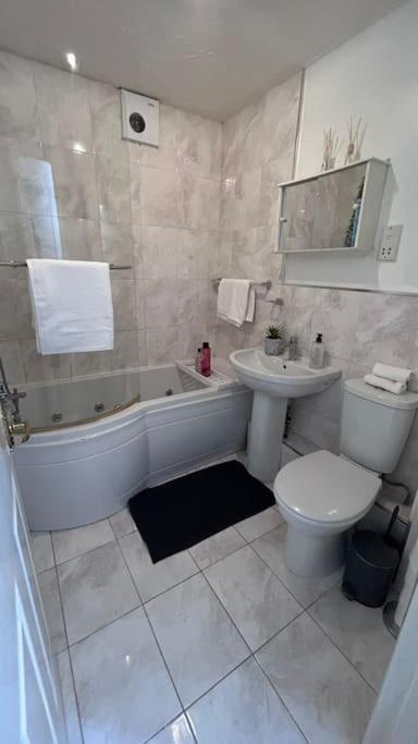 A Cozy Apartment In Barking Barking  Extérieur photo